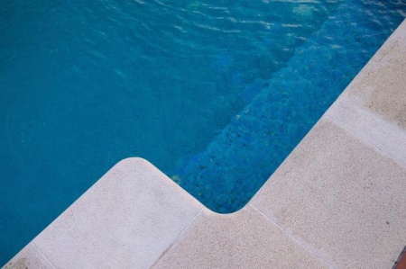 Comment am&eacute;nager votre piscine avec un rev&ecirc;tement en r&eacute;sine et marbre ?