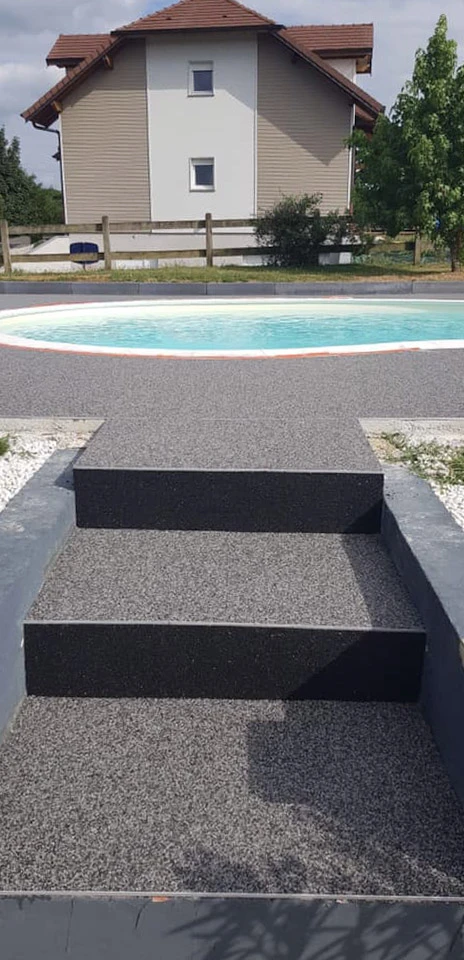 Extérieur résidentiel avec piscine et escalier en construction