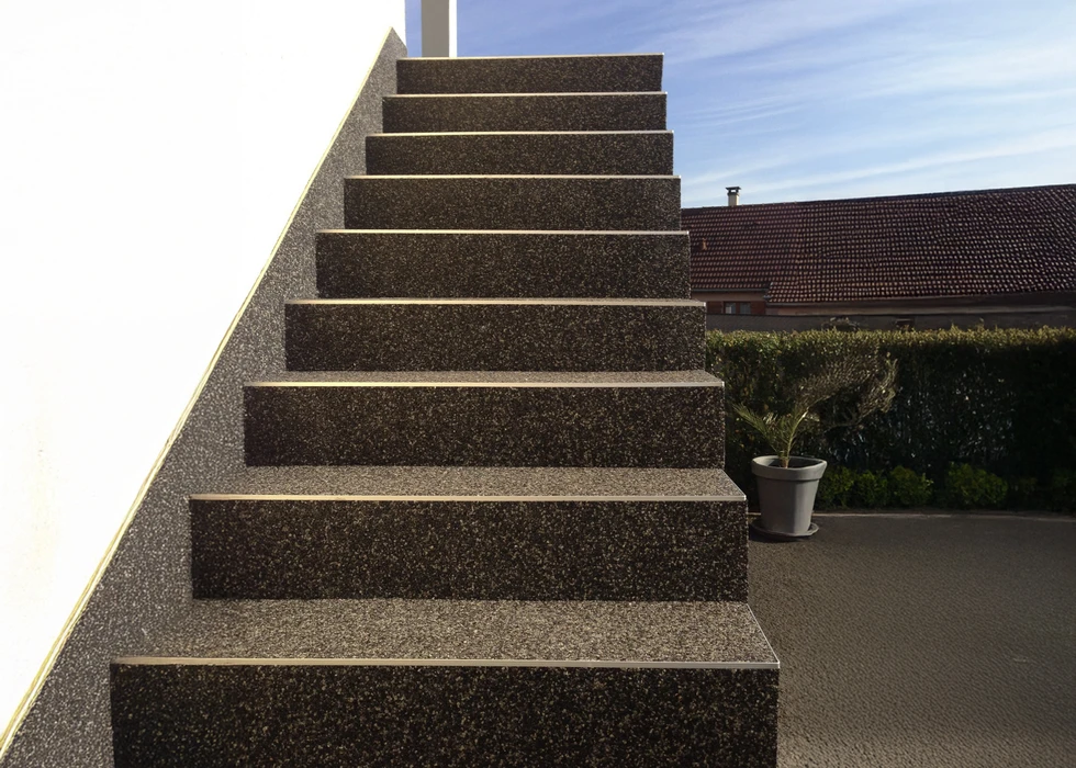 Escalier extérieur moderne en béton désactivé avec nez de marches apparents, surface antidérapante texturée