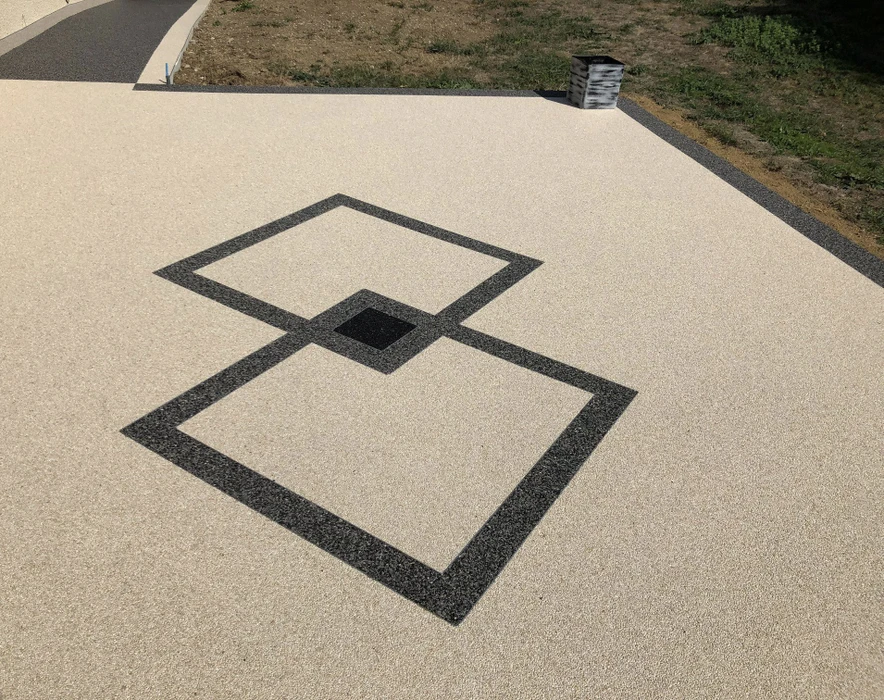 Terrasse extérieure en béton désactivé beige avec motif décoratif géométrique