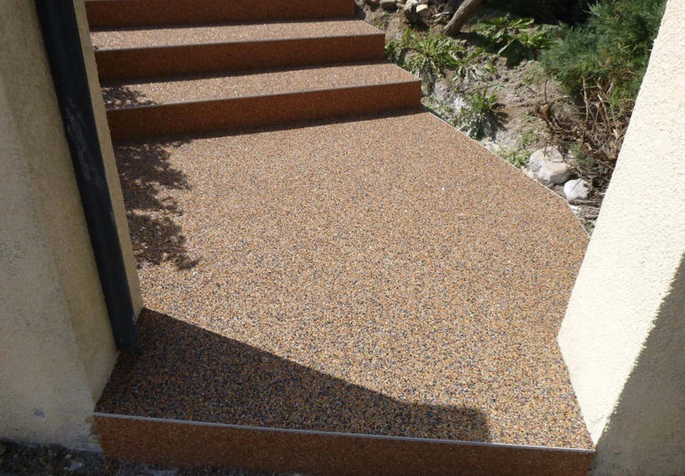 Escalier extérieur avec palier d'entrée résidentiel