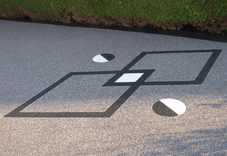 Terrasse couverte moderne avec salon de jardin en résine tressée anthracite disposé autour d'une cheminée extérieure