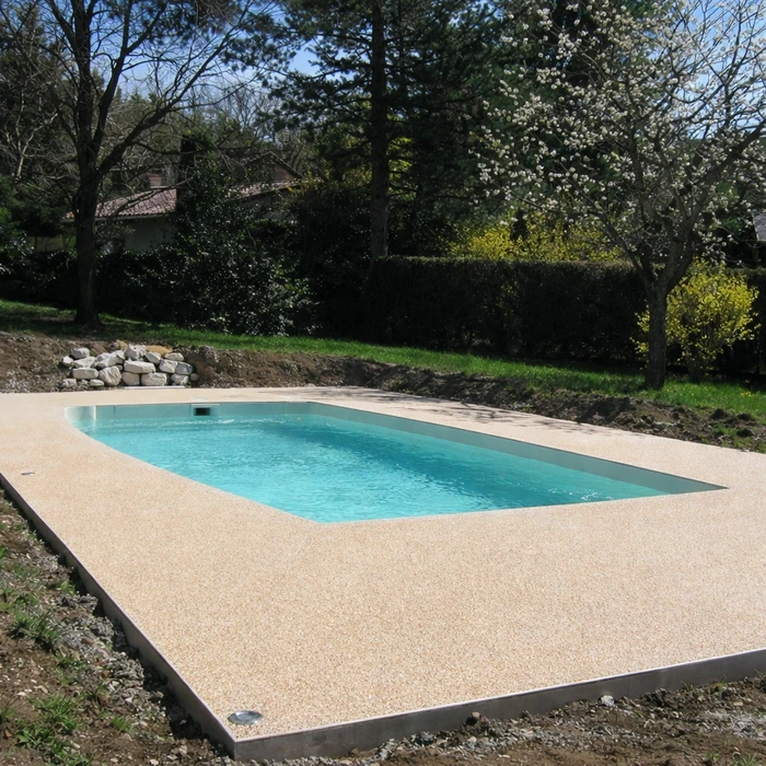 Terrasse extérieure d'immeuble moderne avec colonnes en béton et table métallique