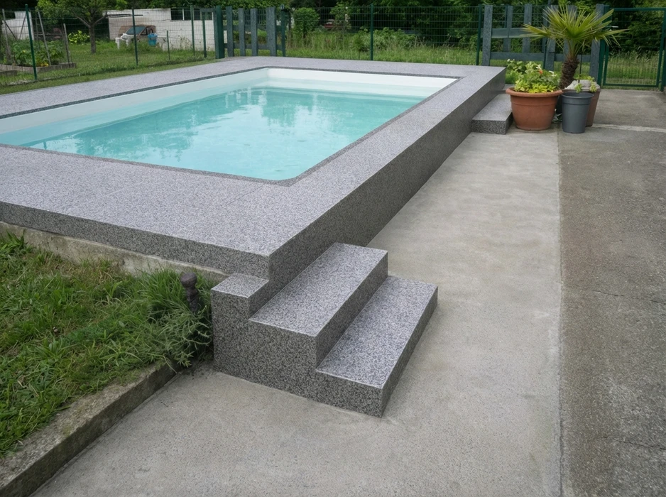 Terrasse extérieure d'immeuble moderne avec colonnes en béton et table métallique
