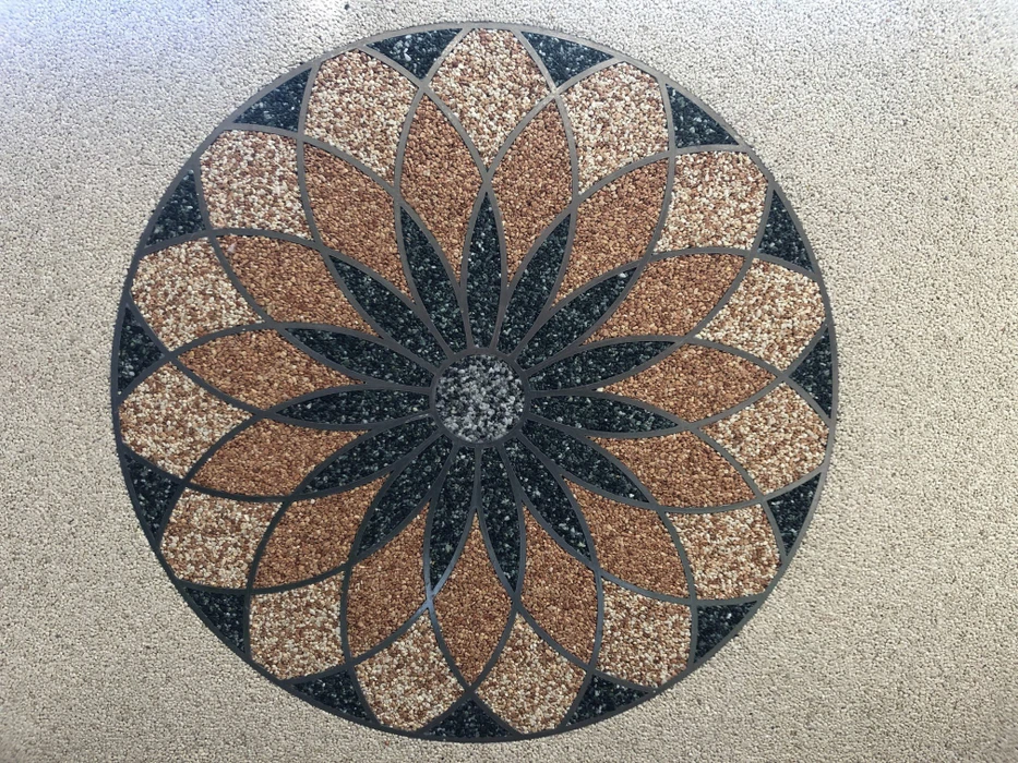 Chantier extérieur avec piscine enterrée de forme ovale à l'eau verte, équipée d'un escalier central métallique avec main-courantes