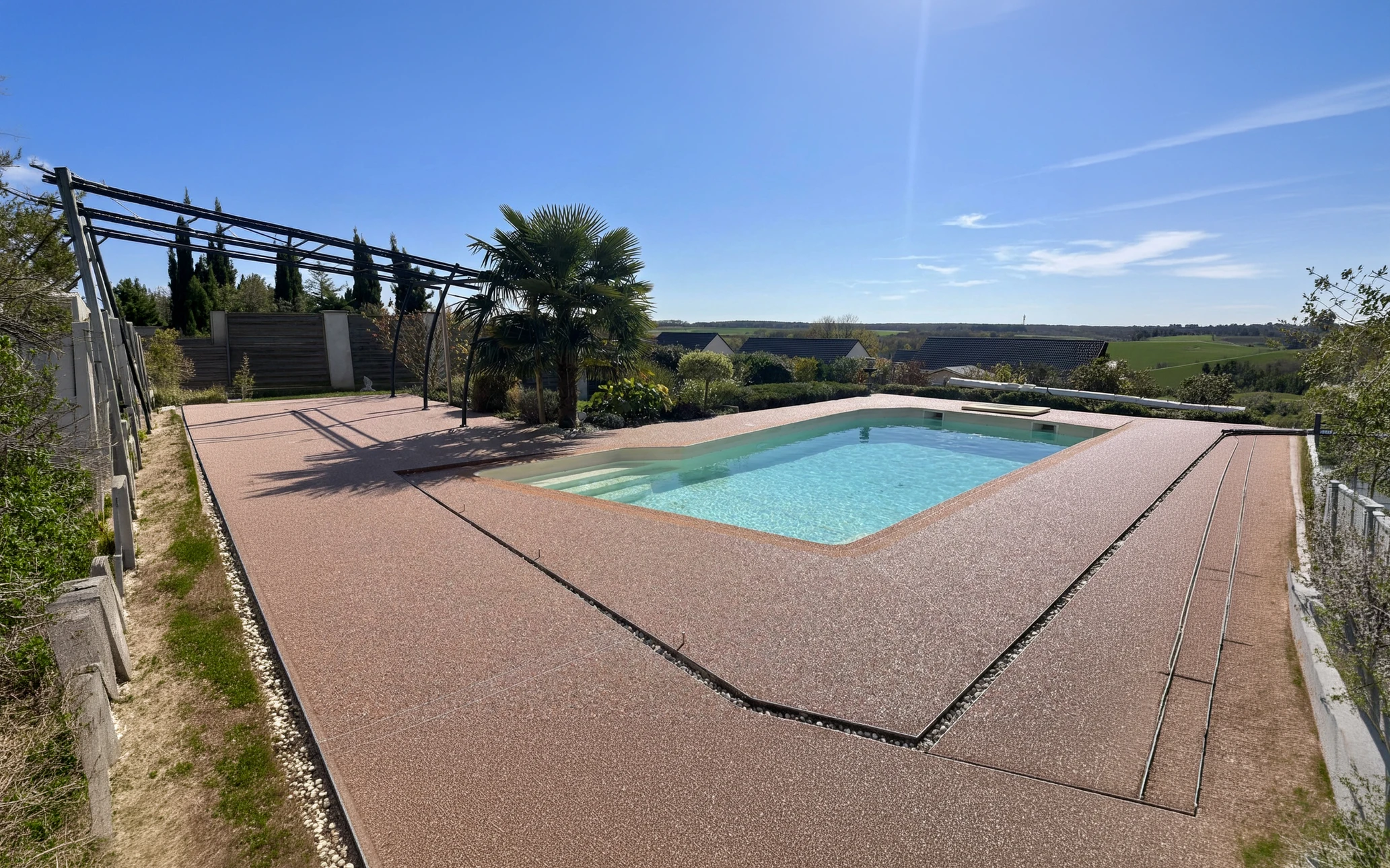 Chantier de carrelage en cours sur terrasse extérieure