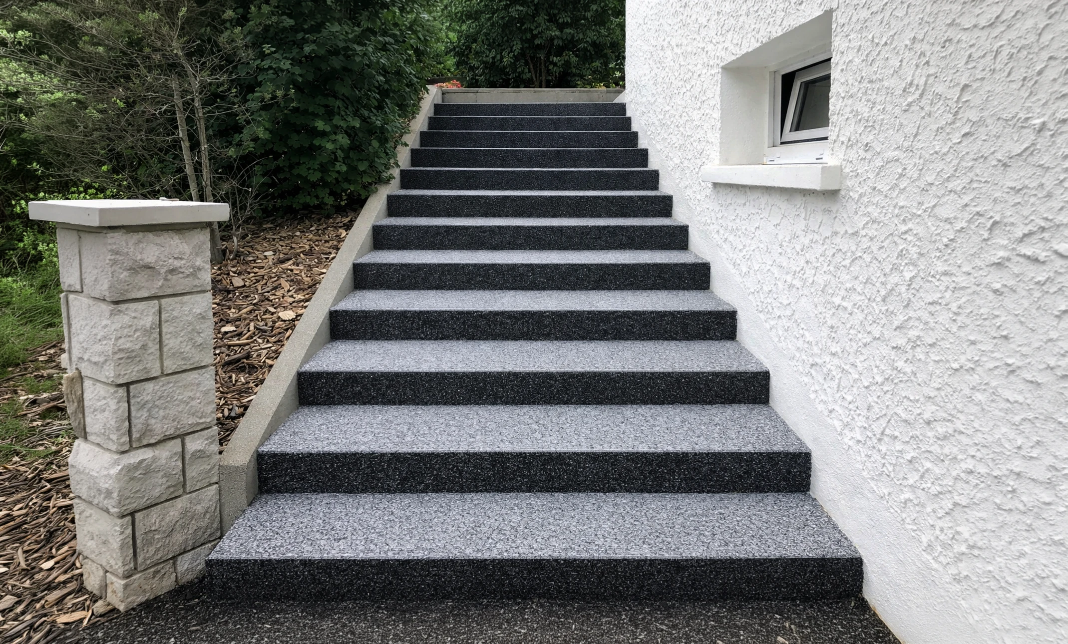 Escalier moderne en béton apparent avec marches géométriques ascendantes dans un environnement intérieur minimaliste aux murs blancs