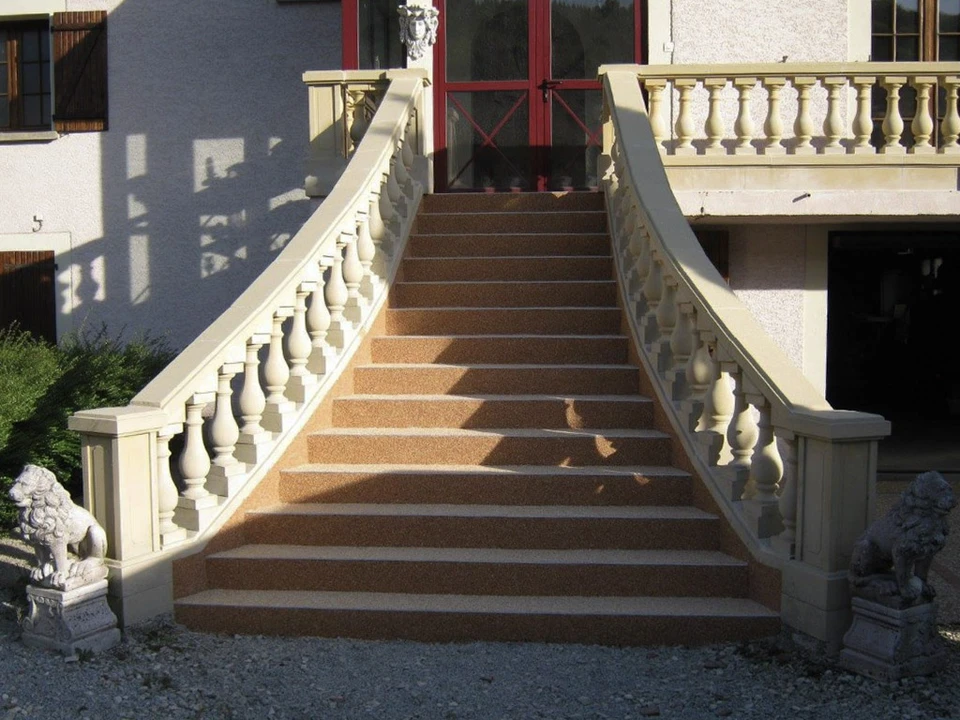 Texture de marbre gris foncé avec veines blanches naturelles créant des motifs organiques sur toute la surface