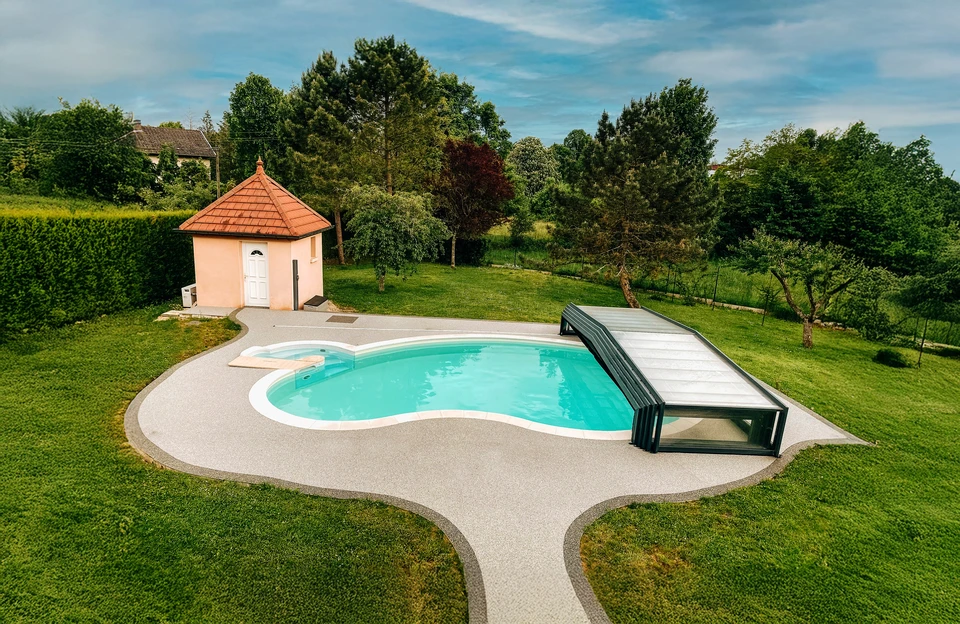 Salle de bain moderne avec toilettes blanches, carrelage mural en marbre gris veiné, sol en carreaux beiges