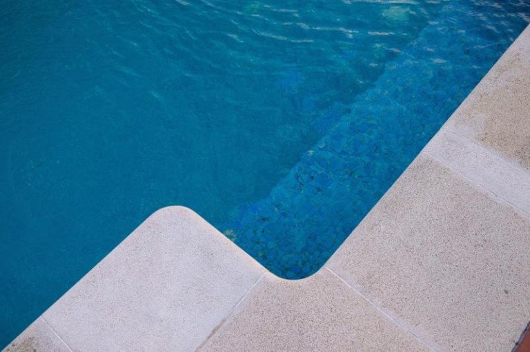 Comment aménager votre piscine avec un revêtement en résine et marbre ?