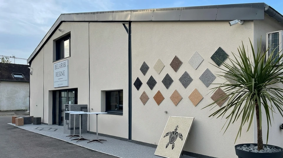 Chantier de construction extérieur avec piscine en cours d'aménagement